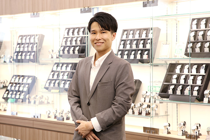 スタッフ　新井